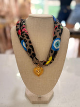 Cargar imagen en el visor de la galería, collares de tela
